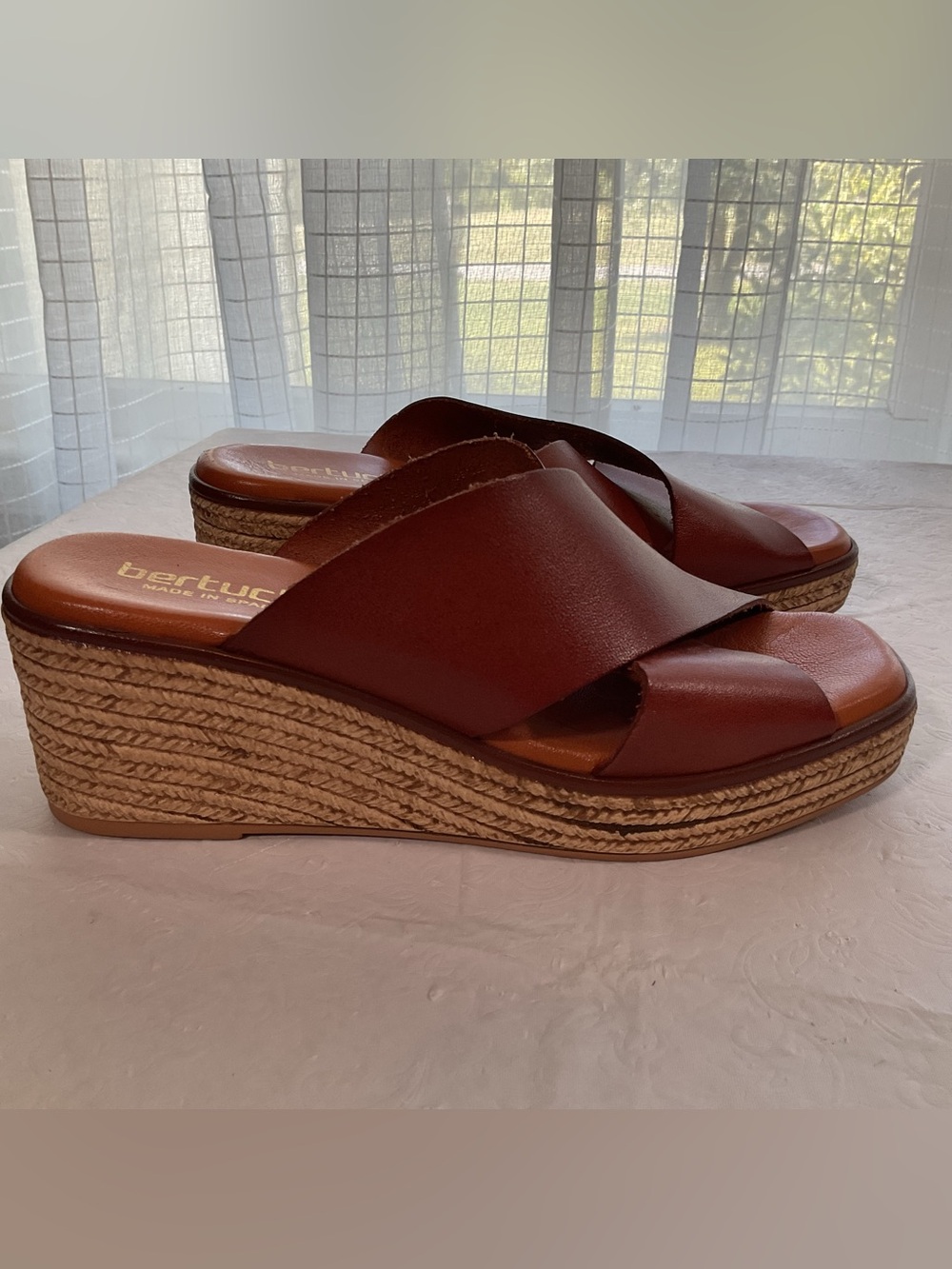 Betuchi Crossband Women’s Brown Wedge Sandals. Size 39 - Picture 3 of 7